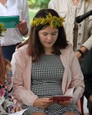 Zdjęcie przedstawiające ludzi czytających na świeżym powietrzu