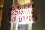 Zdjęcie przedstawia eksponaty z czasów PRLu