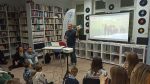 Zdjęcie przedstawia osoby podczas spotkanie z Marcinem Kostrzynskim