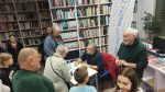 Zdjęcie przedstawia osoby podczas spotkanie z Marcinem Kostrzynskim