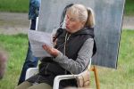 Zdjęcie przedstawia ludzi w na spotkaniu z poezja Wislawy Szymborskiej