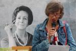 Zdjęcie przedstawia ludzi w na spotkaniu z poezja Wislawy Szymborskiej