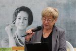 Zdjęcie przedstawia ludzi w na spotkaniu z poezja Wislawy Szymborskiej