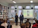 Na zdjęciu znajduje się mężczyzna i kobieta - oraz widownia