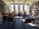 Zdjęcie przedstawia ludzi w bibliotece