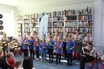 Grupa dzieci śpiewa w Bibliotece