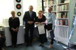 Cztery osoby w bibliotece