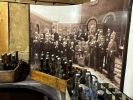 Ludzie słuchają opowieści w muzeum.