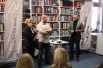 Ludzie w bibliotece