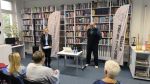 Ludzie w bibliotece