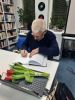 zdjecie ludzi podczas promocji ksiazki
