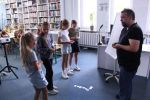 Dzieci rysują i malują w bibliotece