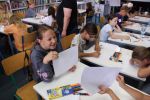 Dzieci rysują i malują w bibliotece