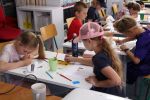 Dzieci rysują i malują w bibliotece