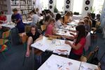 Dzieci rysują i malują w bibliotece