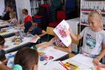 Dzieci rysują i malują w bibliotece
