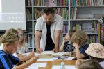 Dzieci rysują i malują w bibliotece