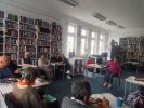 Zdjęcie przedstawia ludzi w bibliotece