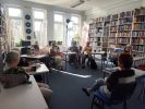 Zdjęcie przedstawia ludzi w bibliotece