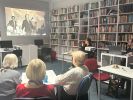 Zdjęcie przedstawiające slaj z rzutnika i ludzi