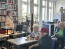 Zdjęcie przedstawiające slaj z rzutnika i ludzi