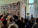 Zdjęcie przedstawia ludzi w bibliotece