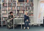 Zdjęcie przedstawia ludzi w bibliotece