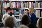 Zdjęcie przedstawia ludzi w bibliotece