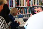 Zdjęcie przedstawia ludzi w bibliotece