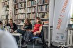 Zdjęcie przedstawia ludzi w bibliotece
