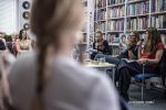 Zdjęcie przedstawia ludzi w bibliotece