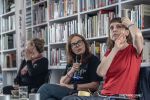 Zdjęcie przedstawia ludzi w bibliotece