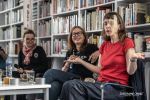 Zdjęcie przedstawia ludzi w bibliotece