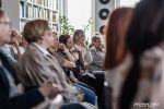 Zdjęcie przedstawia ludzi w bibliotece
