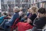 Zdjęcie przedstawia ludzi w bibliotece