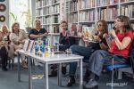 Zdjęcie przedstawia ludzi w bibliotece