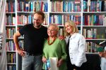 Zdjęcie przedstawia ludzi w bibliotece