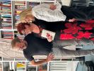 Zdjęcie przedstawia ludzi w bibliotece