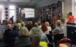 Zdjęcie przedstawiające slaj z rzutnika i ludzi