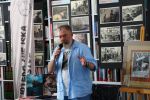 Zdjęcie przedstawiające ludzi w bibliotece