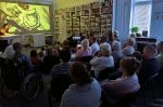 Zdjęcie przedstawiające ludzi w bibliotece
