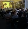 Zdjęcie przedstawiające ludzi w bibliotece