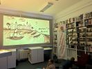 Zdjęcie przedstawiające ludzi w bibliotece