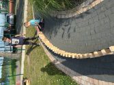 Zdjęcie przedstawia ludzi