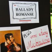 Tablica z napisem Adam Mickiewicz Ballady i romanse plus inne utwory Mickiewicza. Portret Adama Mickiewicza.