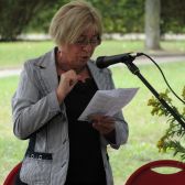 Zdjęcie przedstawiające ludzi czytających na świeżym powietrzu
