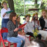 Zdjęcie przedstawiające ludzi czytających na świeżym powietrzu