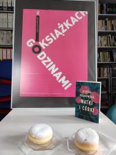 Zdjęcie przedstawia książkę i plakat