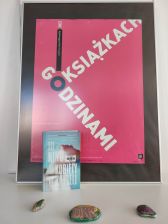 Zdjęcie przedstawia książkę i plakat