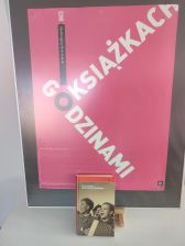 Zdjęcie przedstawia książkę i plakat
